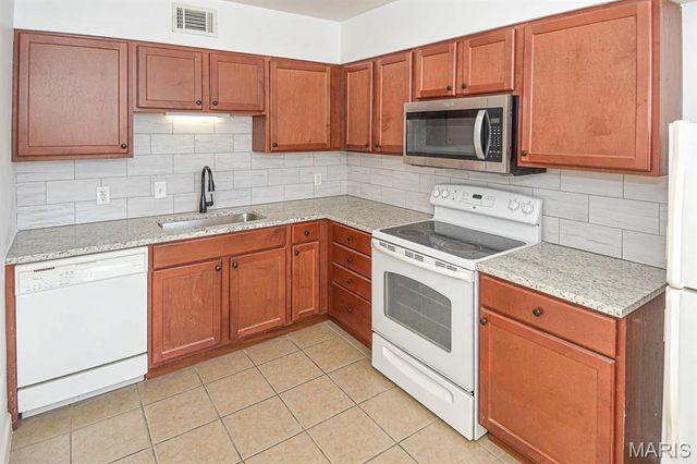 8154 Whitburn Avenue 2W, St Louis, MO 63106