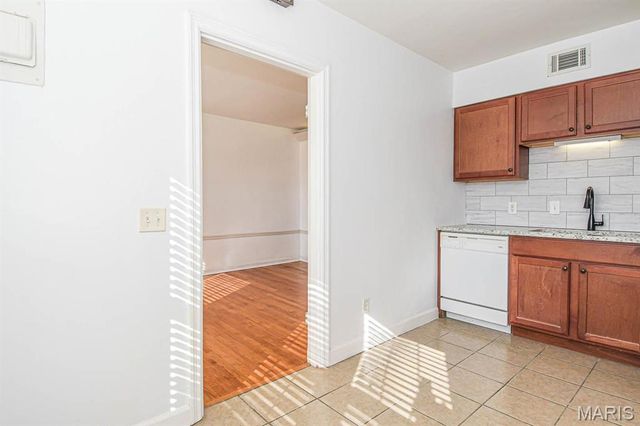 8154 Whitburn Avenue 2W, St Louis, MO 63106