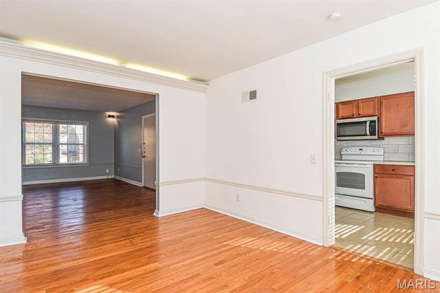 8154 Whitburn Avenue 2W, St Louis, MO 63106