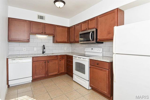 8154 Whitburn Avenue 2W, St Louis, MO 63106