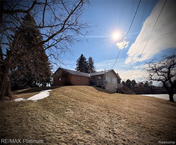 2525 Fisher Road, Howell, MI 48855