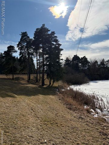 2525 Fisher Road, Howell, MI 48855