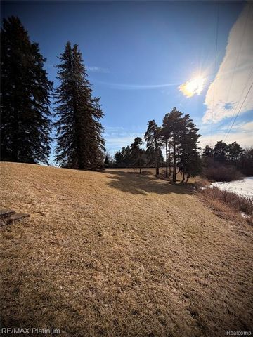 2525 Fisher Road, Howell, MI 48855