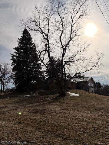 2525 Fisher Road, Howell, MI 48855