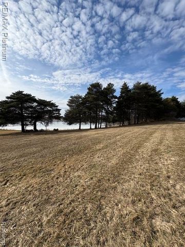 2525 Fisher Road, Howell, MI 48855