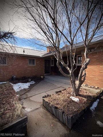 2525 Fisher Road, Howell, MI 48855