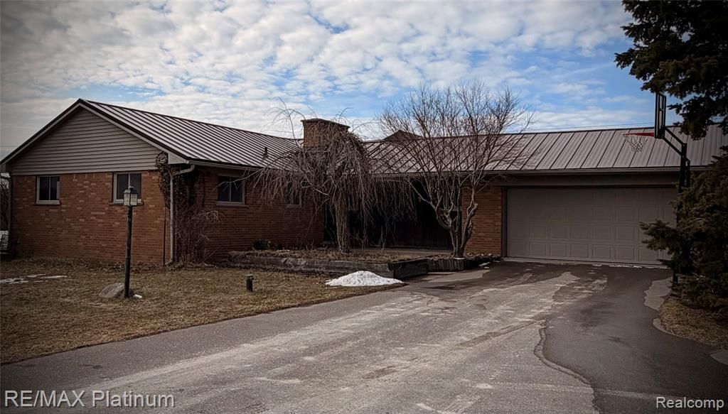 2525 Fisher Road, Howell, MI 48855