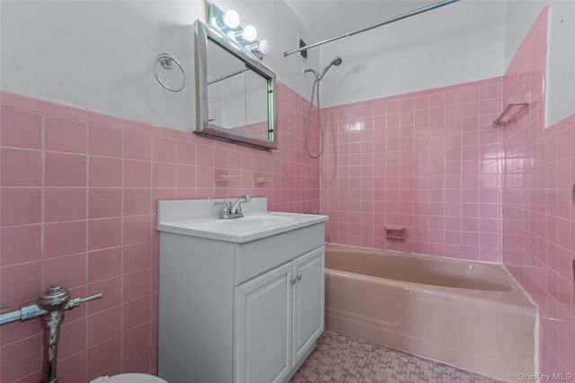 43-25 Douglaston Parkway 6K, Douglaston, NY 11363