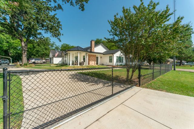 131 Lakeway Lane, Gun Barrel City, TX 75156