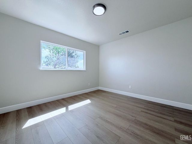 360 E Orange Avenue, Shafter, CA 93263
