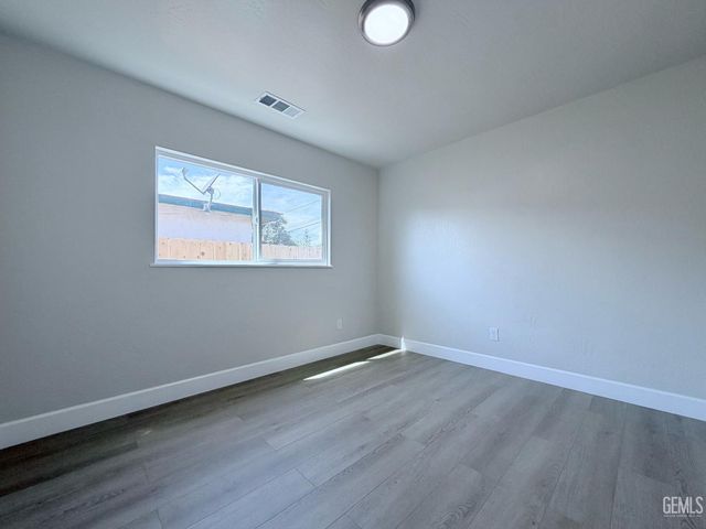 360 E Orange Avenue, Shafter, CA 93263