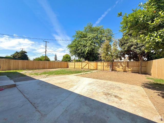 360 E Orange Avenue, Shafter, CA 93263
