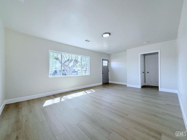 360 E Orange Avenue, Shafter, CA 93263