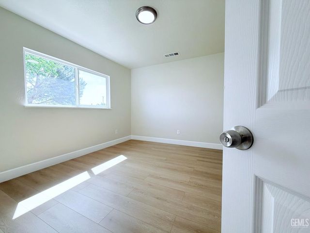 360 E Orange Avenue, Shafter, CA 93263