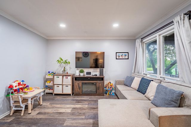 2S677 Wembly Drive, Warrenville, IL 60555