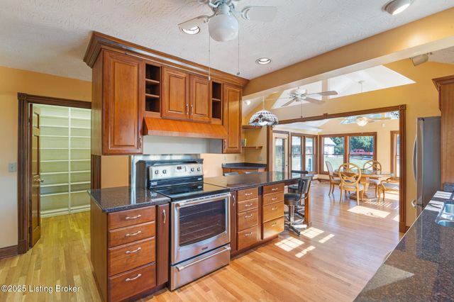 5607 Blevins Gap Rd, Louisville, KY 40272