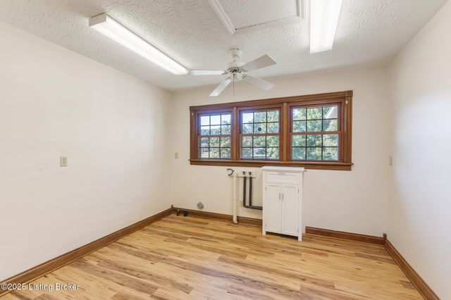 5607 Blevins Gap Rd, Louisville, KY 40272