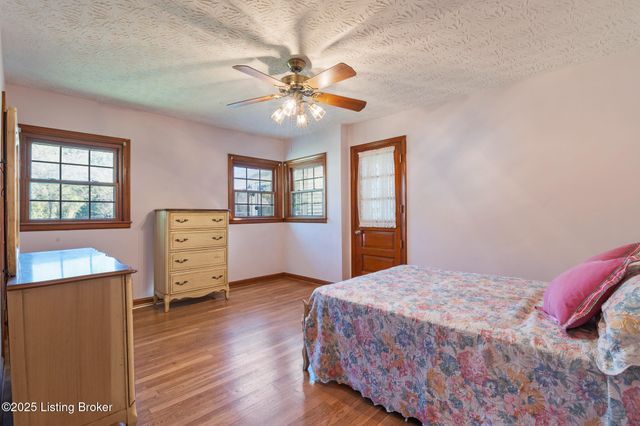 5607 Blevins Gap Rd, Louisville, KY 40272