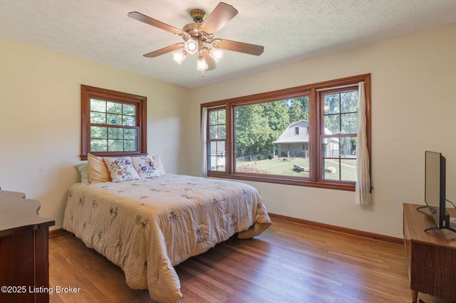 5607 Blevins Gap Rd, Louisville, KY 40272