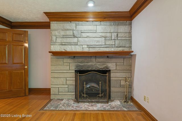 5607 Blevins Gap Rd, Louisville, KY 40272