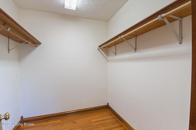 5607 Blevins Gap Rd, Louisville, KY 40272