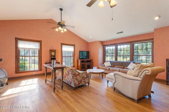 5607 Blevins Gap Rd, Louisville, KY 40272