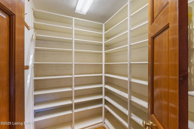 5607 Blevins Gap Rd, Louisville, KY 40272