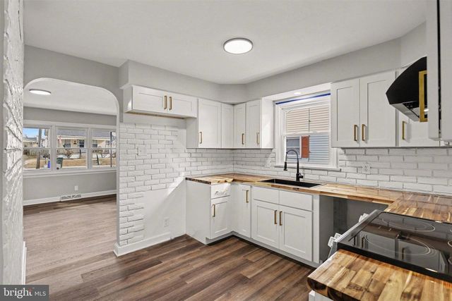 43 W HIGH ST, Windsor, PA 17366