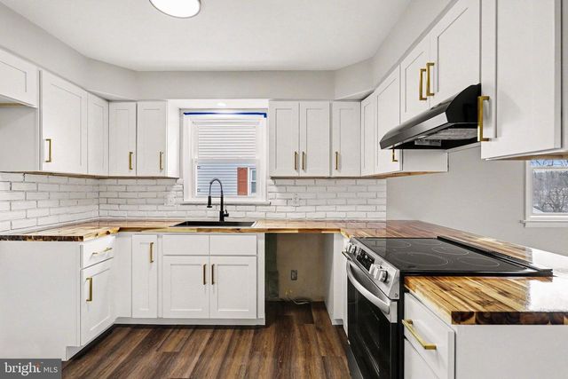 43 W HIGH ST, Windsor, PA 17366