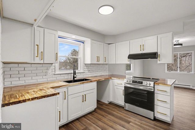 43 W HIGH ST, Windsor, PA 17366