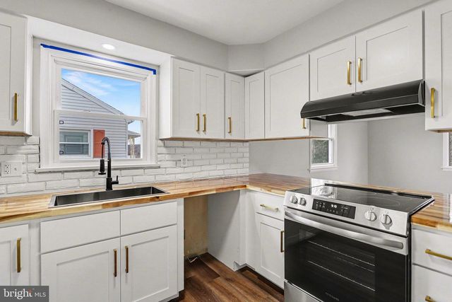 43 W HIGH ST, Windsor, PA 17366