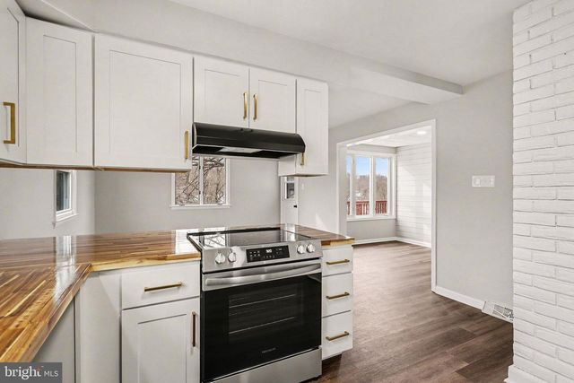 43 W HIGH ST, Windsor, PA 17366