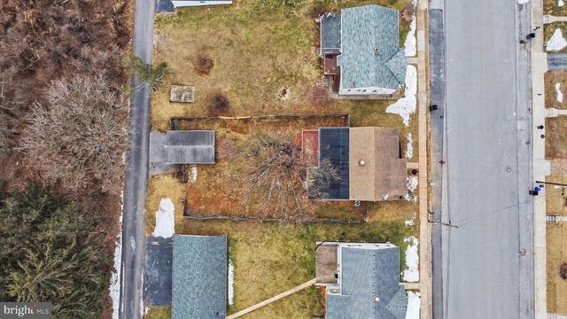 43 W HIGH ST, Windsor, PA 17366