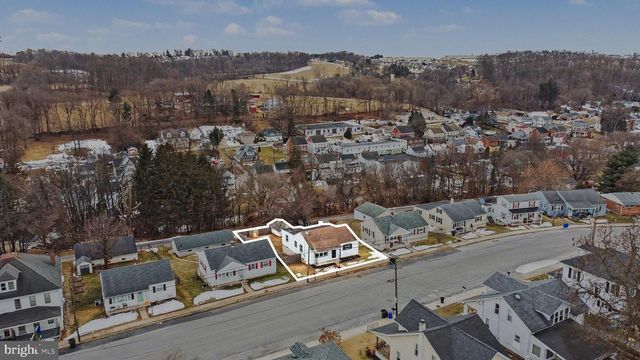 43 W HIGH ST, Windsor, PA 17366