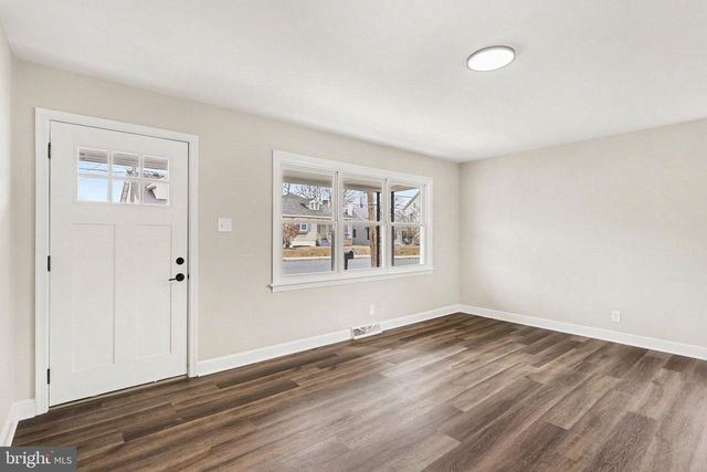 43 W HIGH ST, Windsor, PA 17366