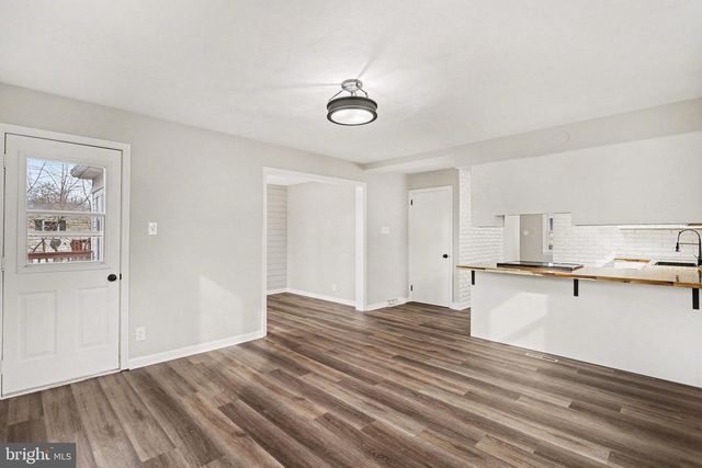 43 W HIGH ST, Windsor, PA 17366