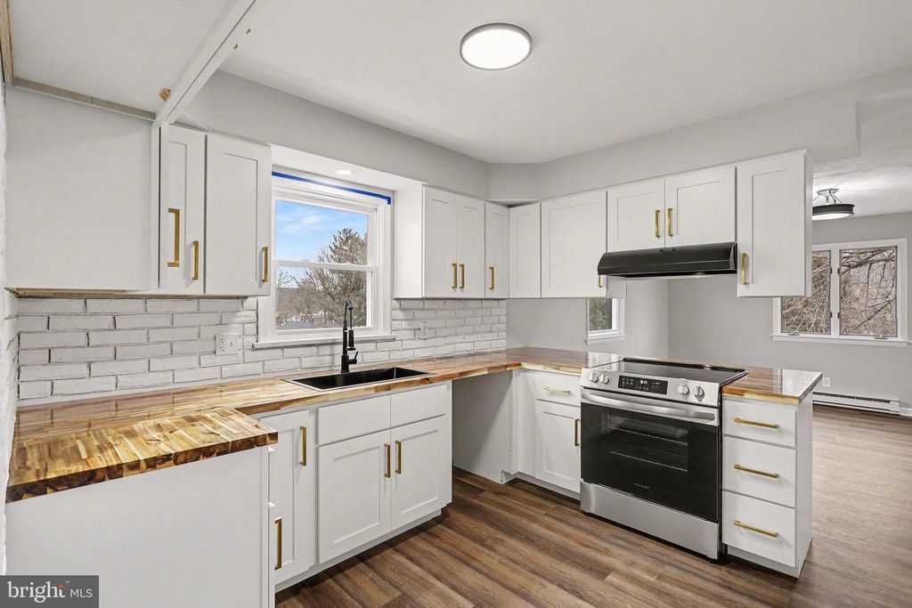 Image 13 of property listing at 43 W HIGH ST, Windsor, PA 17366