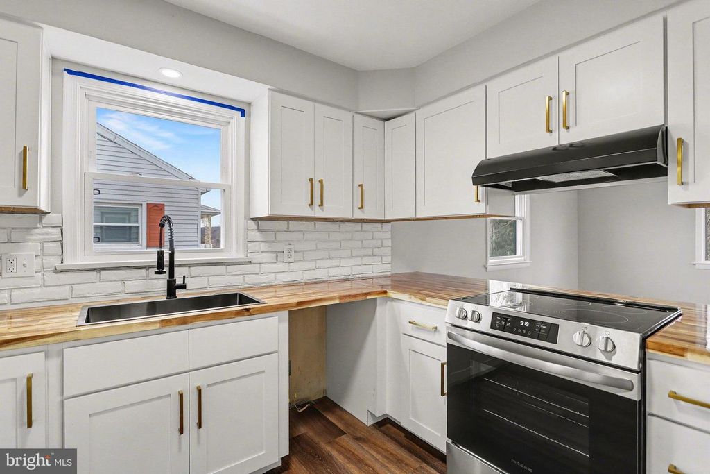 Image 14 of property listing at 43 W HIGH ST, Windsor, PA 17366