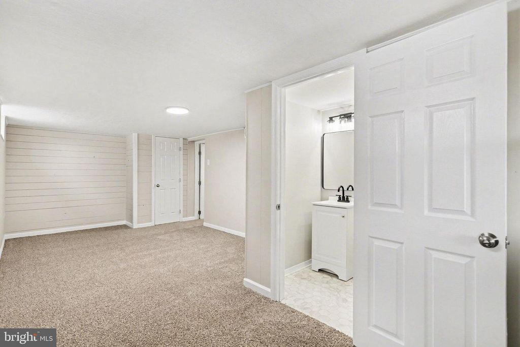 Image 18 of property listing at 43 W HIGH ST, Windsor, PA 17366