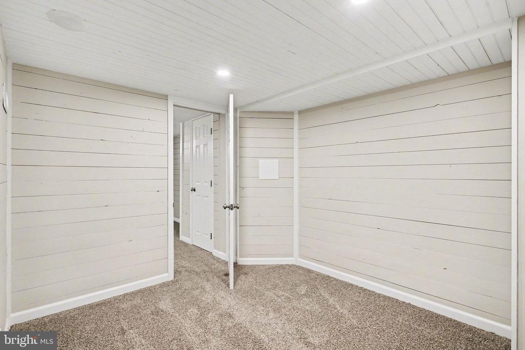 Image 19 of property listing at 43 W HIGH ST, Windsor, PA 17366