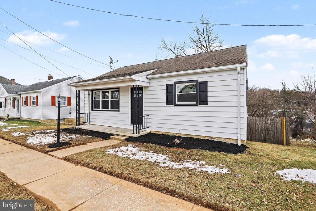 Image 3 of property listing at 43 W HIGH ST, Windsor, PA 17366