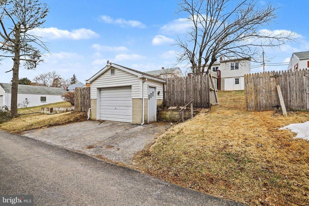 Image 37 of property listing at 43 W HIGH ST, Windsor, PA 17366