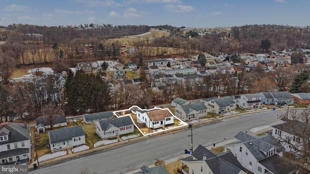 Image 43 of property listing at 43 W HIGH ST, Windsor, PA 17366