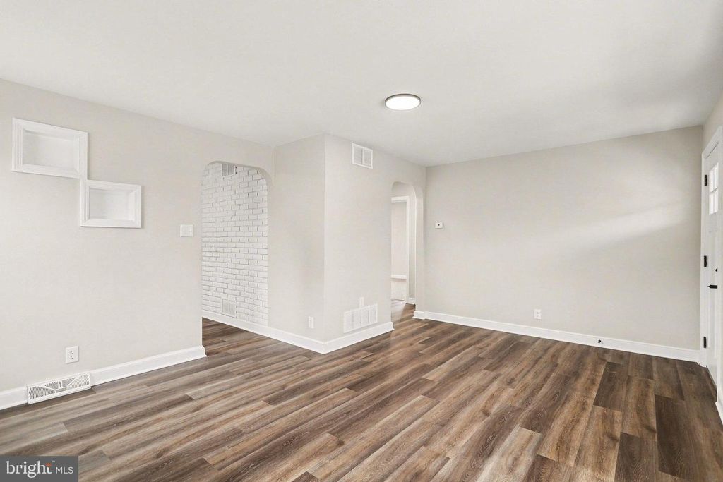 Image 6 of property listing at 43 W HIGH ST, Windsor, PA 17366