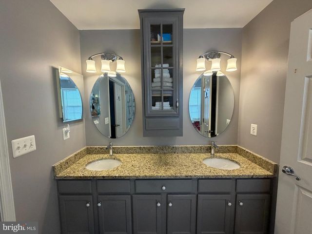8905 EDMONSTON DR, Bristow, VA 20136
