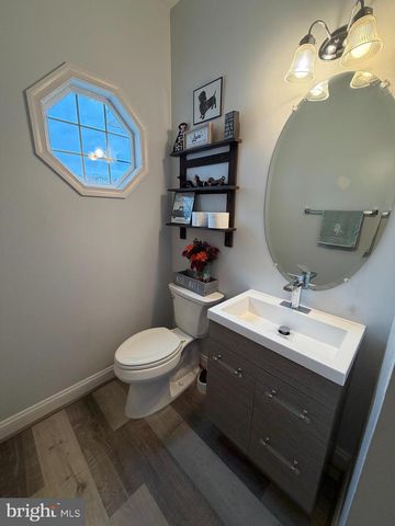 8905 EDMONSTON DR, Bristow, VA 20136