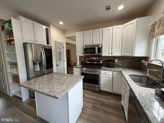 8905 EDMONSTON DR, Bristow, VA 20136