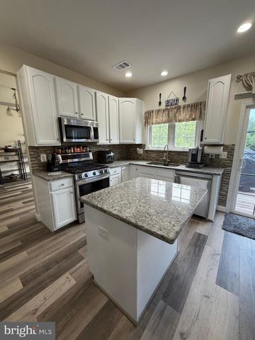8905 EDMONSTON DR, Bristow, VA 20136