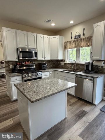 8905 EDMONSTON DR, Bristow, VA 20136