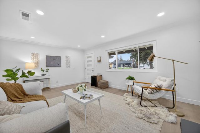 8888 Tahiti Ct, Orangevale, CA 95662